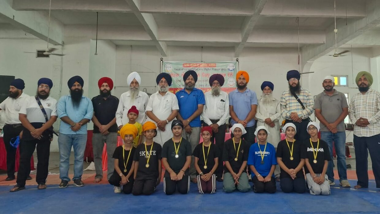 ਅਕਾਲ ਪੁਰਖ ਕੀ ਫੌਜ ਗੱਤਕਾ ਕਲੱਬ ਦੇ ਖਿਡਾਰੀਆਂ ਦਾ ਸ਼ਾਨਦਾਰ ਪ੍ਰਦਰਸ਼ਨ 1000447361