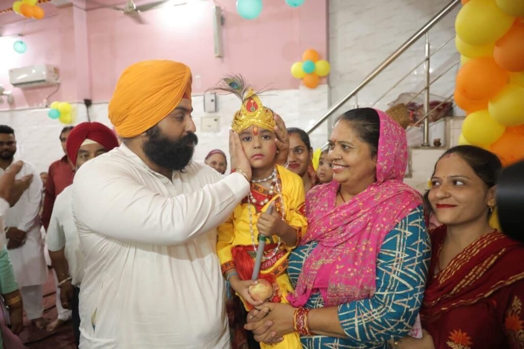 ਸ਼੍ਰੀ ਕ੍ਰਿਸ਼ਨ ਜਨਮ ਅਸ਼ਟਮੀ ਮੌਕੇ ਕੈਬਨਟ ਮੰਤਰੀ ਹਰਜੋਤ ਬੈਂਸ ਵੱਖ-ਵੱਖ ਥਾਵਾਂ ਤੇ ਹੋਏ ਨਤਮਸਤਕ 1000447543