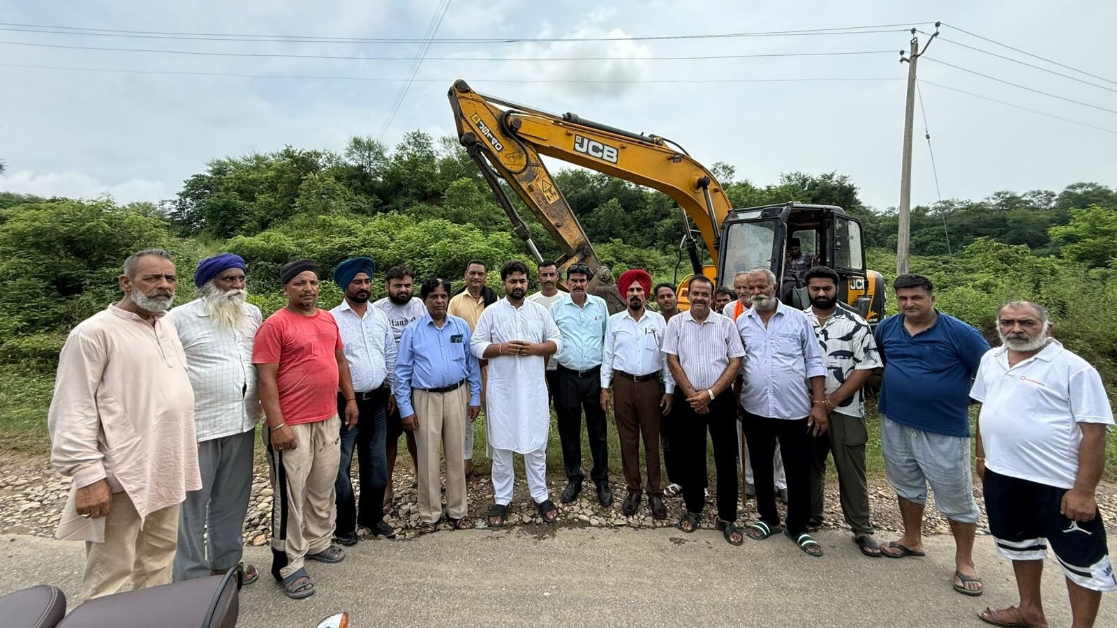 ਪਿੰਡ ਬਾਸ ( ਨੰਗਲ ) ਵਿੱਚ ਡੰਗਾ ਲਗਾਉਣ ਦਾ ਕੰਮ ਸ਼ੁਰੂ 1000447602