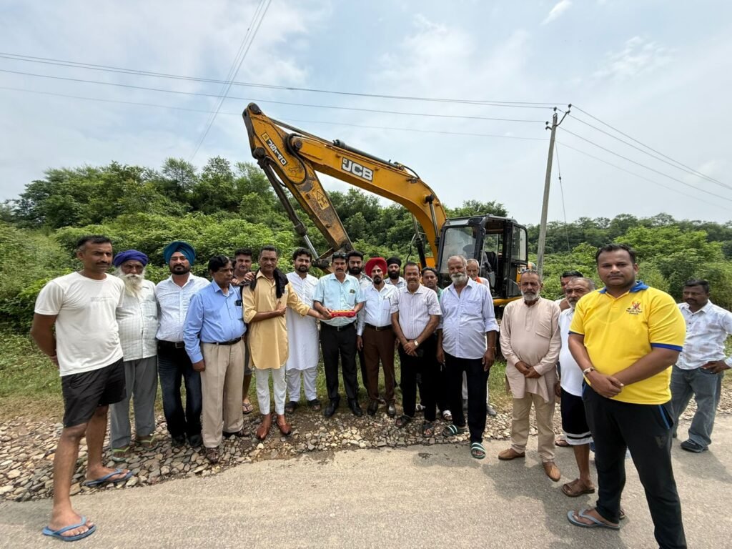 ਪਿੰਡ ਬਾਸ ( ਨੰਗਲ ) ਵਿੱਚ ਡੰਗਾ ਲਗਾਉਣ ਦਾ ਕੰਮ ਸ਼ੁਰੂ 1000447604