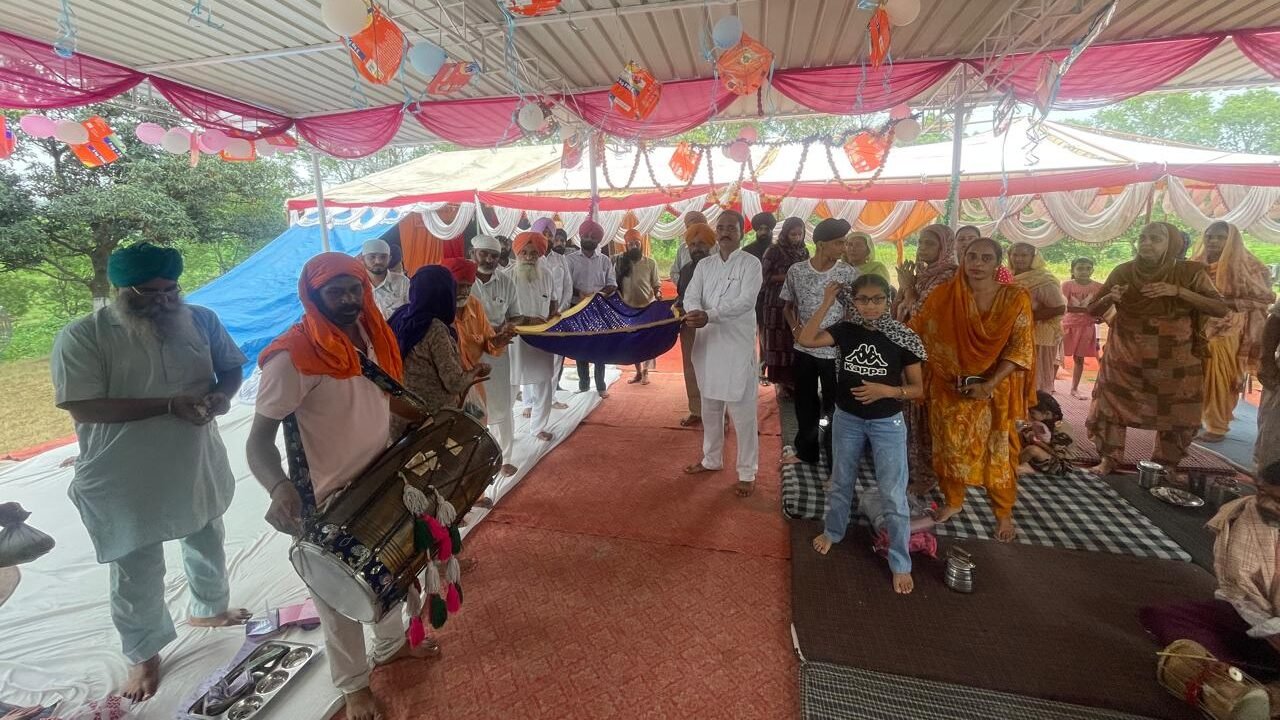 ਗੁੱਗਾ ਨੌਮੀ ਦੀ ਤਿਉਹਾਰ ਮੌਕੇ ਚਾਦਰ ਭੇਂਟ 1000447612