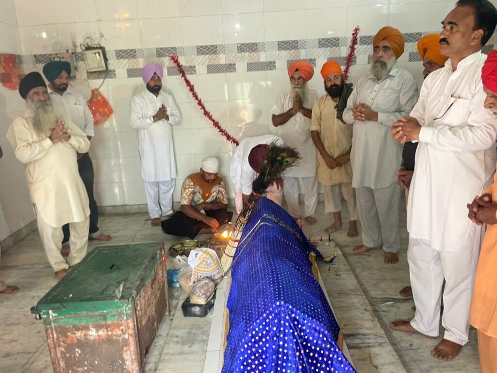 ਗੁੱਗਾ ਨੌਮੀ ਦੀ ਤਿਉਹਾਰ ਮੌਕੇ ਚਾਦਰ ਭੇਂਟ 1000447615