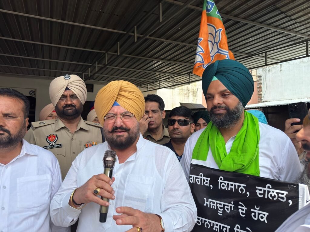 ਲਾਲਪੁਰਾ ਚ ਭਾਜਪਾ ਦਾ ਵਿਸ਼ੇਸ਼ ਸੇਵਾ ਕੈਂਪ ਪੁਲਿਸ ਨੇ ਰੋਕਿਆ 1000448343