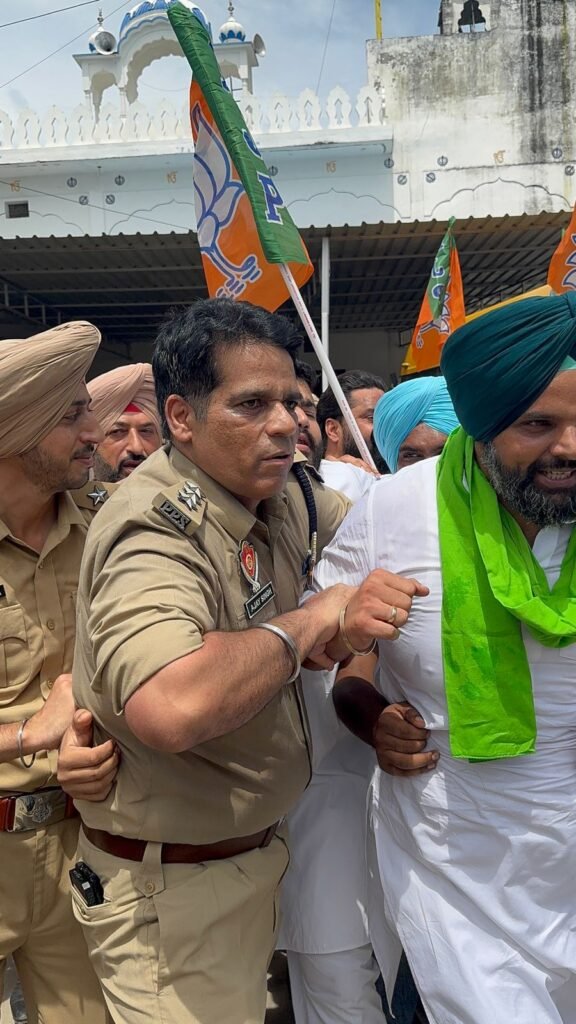 ਲਾਲਪੁਰਾ ਚ ਭਾਜਪਾ ਦਾ ਵਿਸ਼ੇਸ਼ ਸੇਵਾ ਕੈਂਪ ਪੁਲਿਸ ਨੇ ਰੋਕਿਆ 1000448346