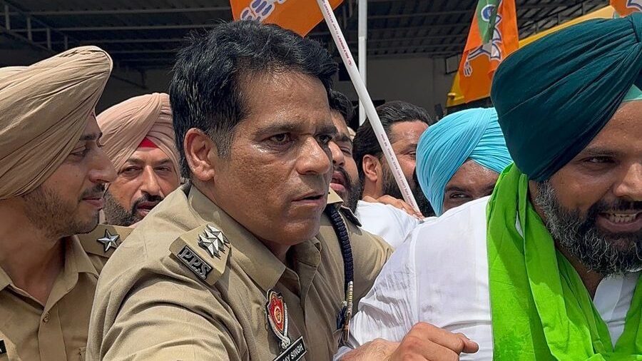 ਲਾਲਪੁਰਾ ਚ ਭਾਜਪਾ ਦਾ ਵਿਸ਼ੇਸ਼ ਸੇਵਾ ਕੈਂਪ ਪੁਲਿਸ ਨੇ ਰੋਕਿਆ 1000448346