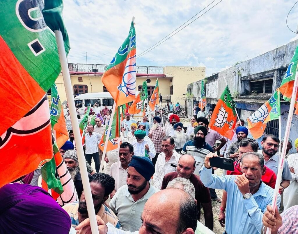 ਲਾਲਪੁਰਾ ਚ ਭਾਜਪਾ ਦਾ ਵਿਸ਼ੇਸ਼ ਸੇਵਾ ਕੈਂਪ ਪੁਲਿਸ ਨੇ ਰੋਕਿਆ 1000448361