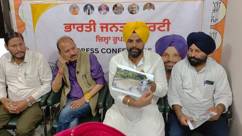 ਭਾਜਪਾ ਜ਼ਿਲ੍ਹਾ ਪ੍ਰਧਾਨ ਲਾਲਪੁਰਾ ਅਤੇ ਪੰਜਾਬ ਐਸ ਸੀ ਮੋਰਚਾ ਦੇ ਸੂਬਾ ਪ੍ਰਧਾਨ ਲੱਧੜ ਵੱਲੋਂ ਸਾਂਝੀ ਪ੍ਰੈੱਸ ਕਾਨਫਰੰਸ 1000448574