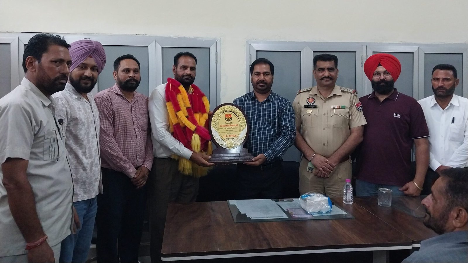 ਏ.ਐੱਸ.ਆਈ ਨਰਿੰਦਰ ਕੁਮਾਰ ਨੂੰ ਸੇਵਾ ਮੁਕਤੀ ਤੇ ਵਿਭਾਗ ਵੱਲੋਂ ਦਿੱਤੀ ਗਈ ਨਿੱਘੀ ਵਿਦਾਇਗੀ 1000448911