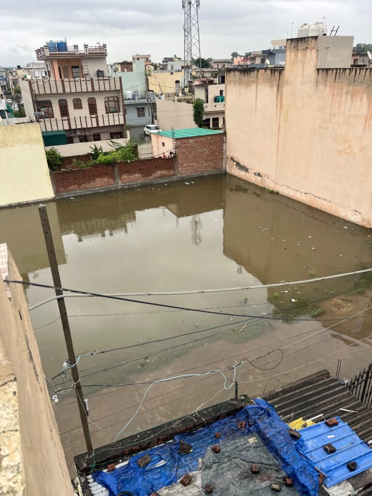 ਹਰਗੋਬਿੰਦ ਨਗਰ ਵਿੱਚ ਸੀਵਰੇਜ ਅਤੇ ਬਰਸਾਤੀ ਪਾਣੀ ਹੋਇਆ ਜਮ੍ਹਾ 1000449180