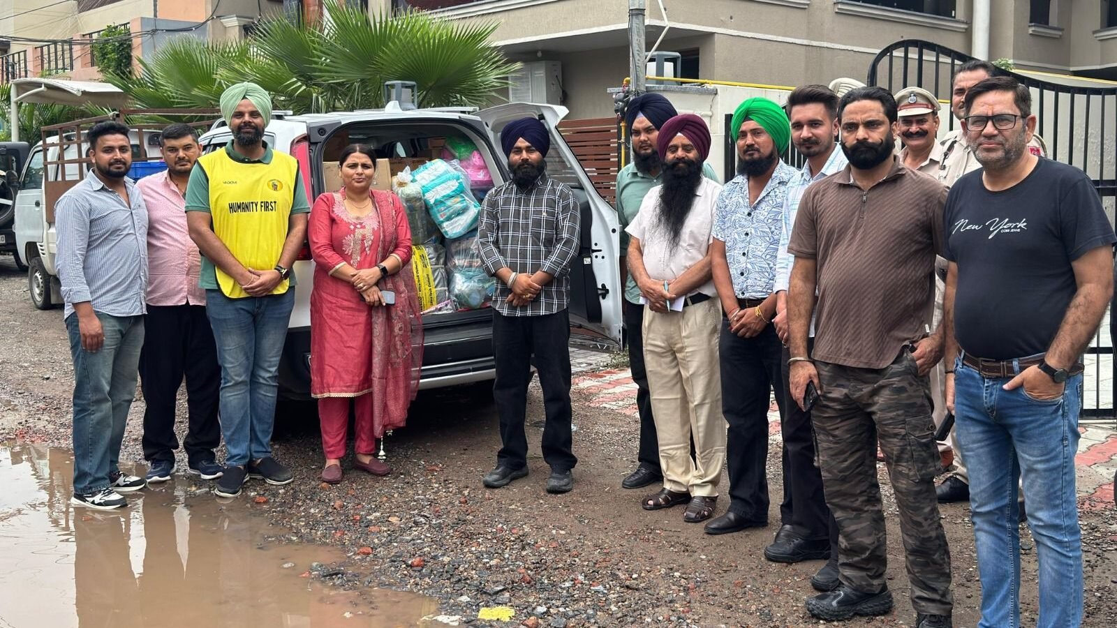 ਹੜ੍ਹ ਪ੍ਰਭਾਵਿਤ ਇਲਾਕਿਆਂ ਵਿੱਚ “ਹਿਊਮੈਨਿਟੀ ਫਸਟ” ਰਾਹਤ ਮੁਹਿੰਮ ਤੇਜ਼ 1000449453