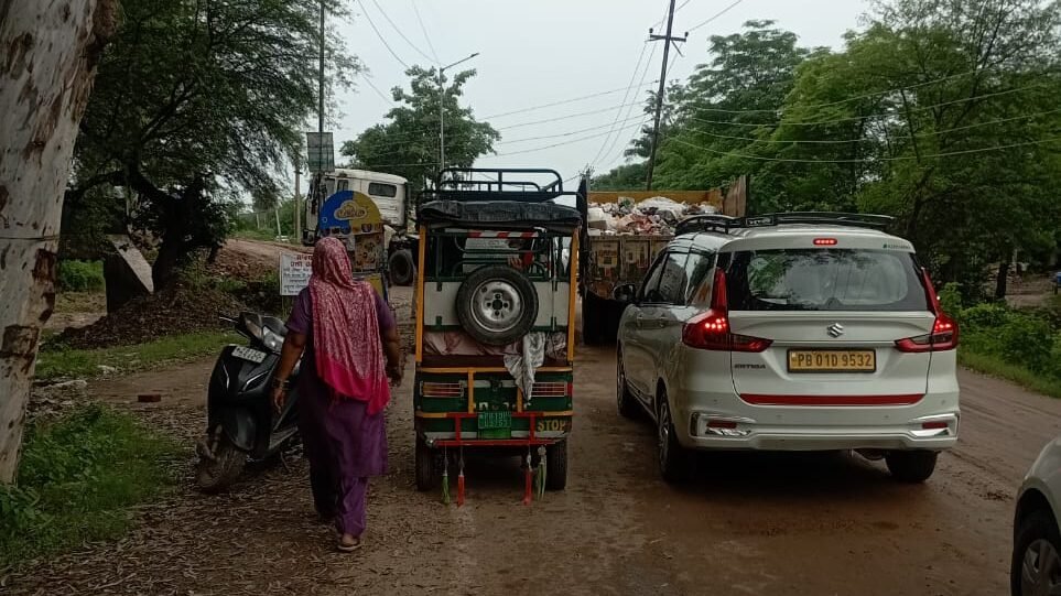 ਗੋਬਿੰਦ ਬੈਲੀ ਮੋੜ ਤੇ ਚਿੱਕੜ ਕਾਰਨ ਫਸ ਰਹੇ ਵਾਹਨ 1000449630