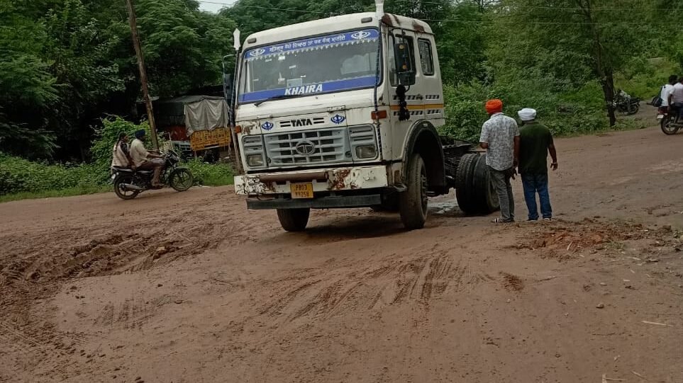 ਗੋਬਿੰਦ ਬੈਲੀ ਮੋੜ ਤੇ ਚਿੱਕੜ ਕਾਰਨ ਫਸ ਰਹੇ ਵਾਹਨ 1000449636