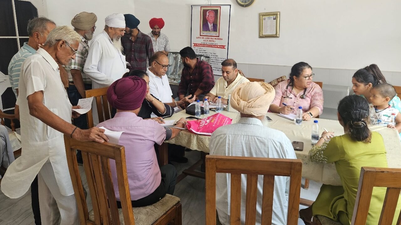 ਸੀ. ਜੀ. ਐਮ ਨੇ ਬਜ਼ੁਰਗਾਂ ਦੇ ਆਪਣੇ ਘਰ 'ਚ ਲਗਵਾਇਆ ਮੈਡੀਕਲ ਕੈਂਪ 1000449775