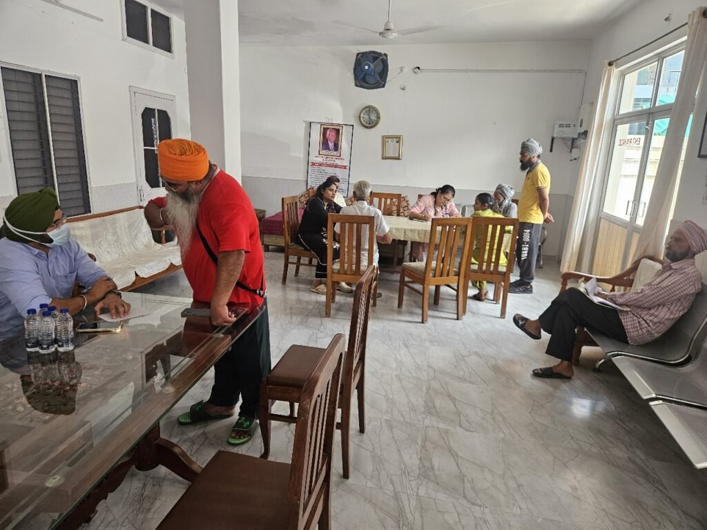 ਸੀ. ਜੀ. ਐਮ ਨੇ ਬਜ਼ੁਰਗਾਂ ਦੇ ਆਪਣੇ ਘਰ 'ਚ ਲਗਵਾਇਆ ਮੈਡੀਕਲ ਕੈਂਪ 1000449779