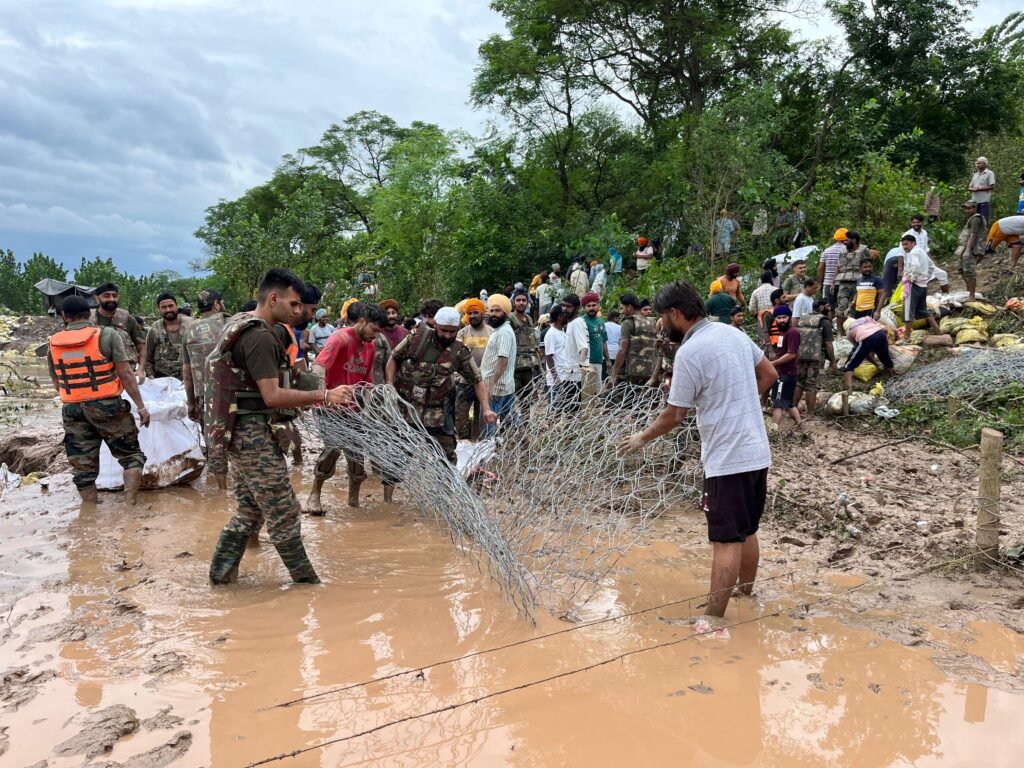 चमकौर साहिब में आई बाढ़ के दौरान भारतीय सेवा एक बार फिर से जनता की बनी ढाल 1000449805