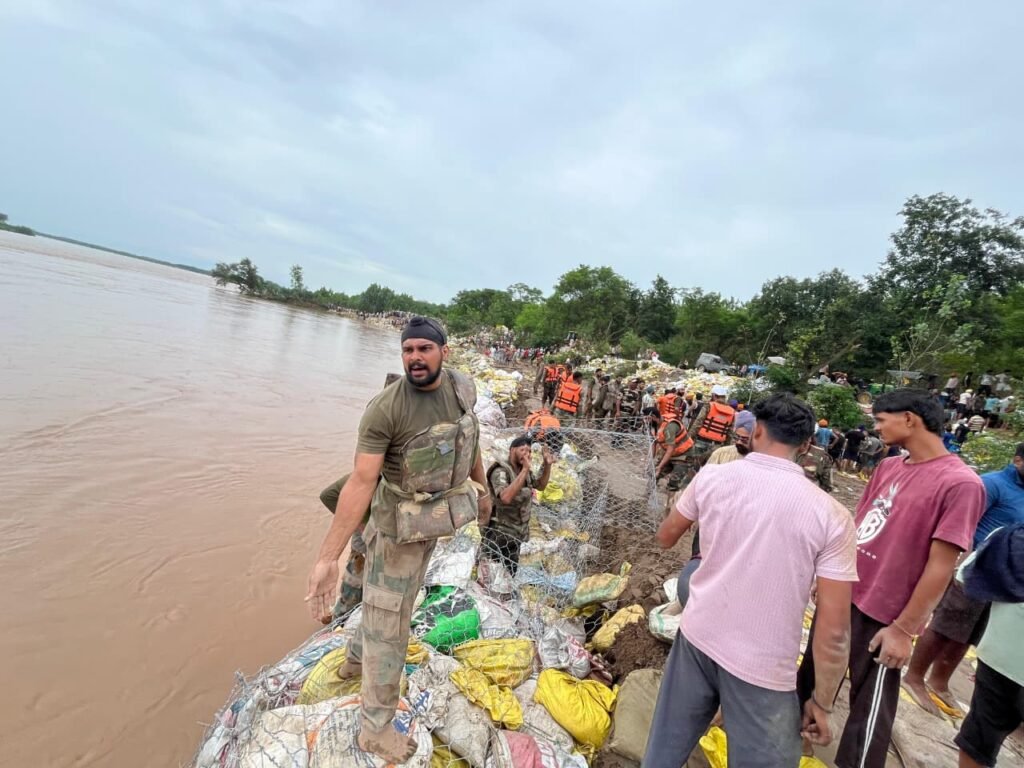 चमकौर साहिब में आई बाढ़ के दौरान भारतीय सेवा एक बार फिर से जनता की बनी ढाल 1000449809
