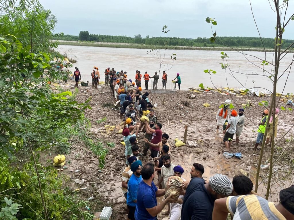 चमकौर साहिब में आई बाढ़ के दौरान भारतीय सेवा एक बार फिर से जनता की बनी ढाल 1000449815