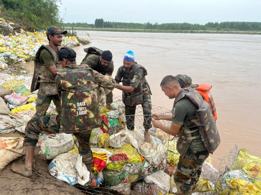 चमकौर साहिब में आई बाढ़ के दौरान भारतीय सेवा एक बार फिर से जनता की बनी ढाल 1000449819