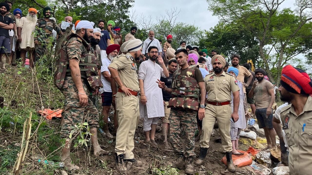 चमकौर साहिब में आई बाढ़ के दौरान भारतीय सेवा एक बार फिर से जनता की बनी ढाल 1000449823