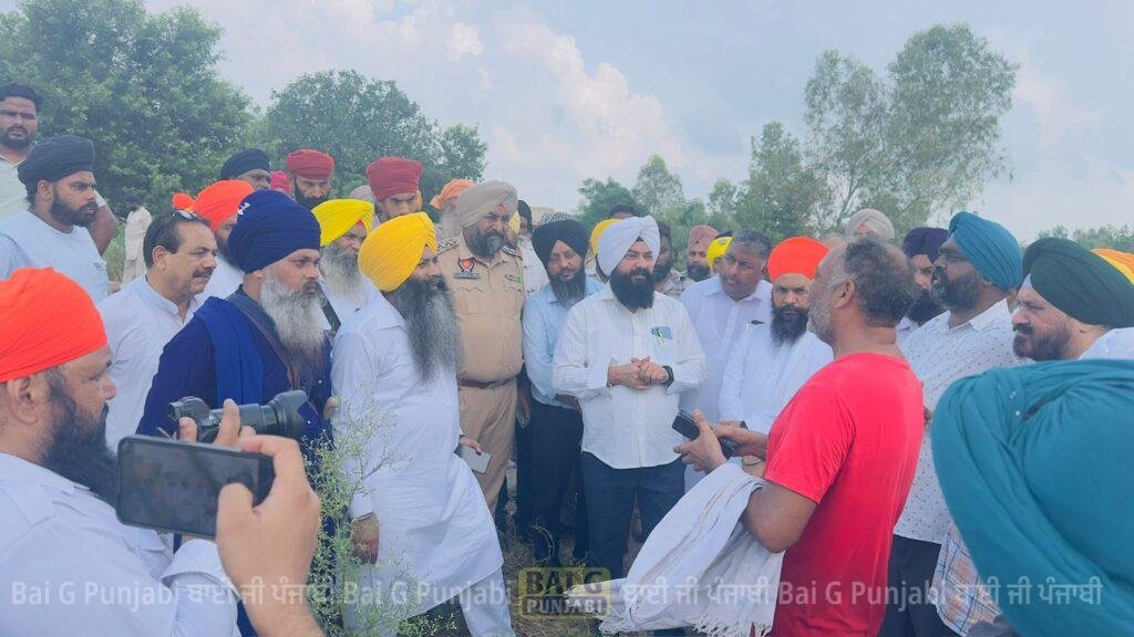 ਚੇਅਰਮੈਨ ਜਸਵੀਰ ਸਿੰਘ ਗੜ੍ਹੀ ਨੇ ਡੇਰਾ ਬਾਬਾ ਨਾਨਕ ਦੇ ਹੜ੍ਹ ਪ੍ਰਭਾਵਿਤ ਪਿੰਡਾਂ ਦਾ ਕੀਤਾ ਦੌਰਾ 1000450107