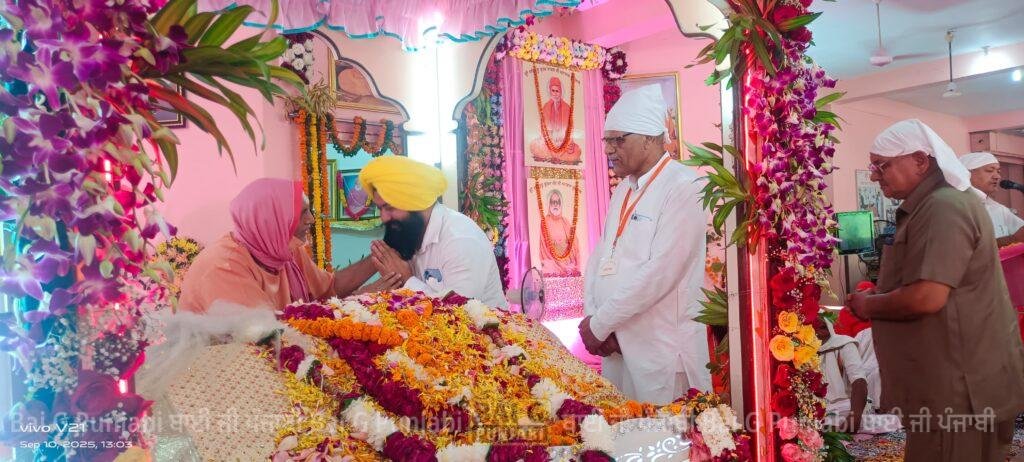 ਚੇਅਰਮੈਨ ਪੰਜਾਬ ਰਾਜ ਅਨੁਸੂਚਿਤ ਜਾਤੀਆਂ ਕਮਿਸ਼ਨ ਜਸਵੀਰ ਸਿੰਘ ਗੜ੍ਹੀ ਕਾਂਸ਼ੀਪੁਰ ਧਾਮ ਵਿਖੇ ਹੋਏ ਨਤਮਸਤਕ 1000450219