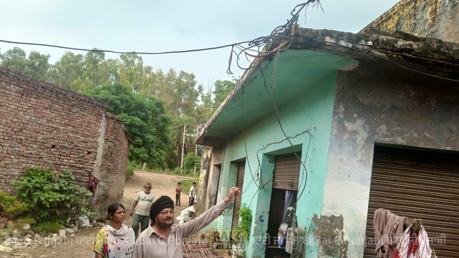 ਬਿਜਲੀ ਦੀ ਤਾਰਾਂ ਅਤੇ ਨੰਗੇ ਜੋੜਾਂ ਕਰਕੇ ਹਾਦਸਾ ਵਾਪਰਨ ਦਾ ਖਦਸਾ 1000450258