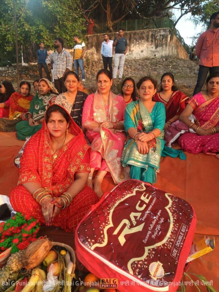 छठ के तीसरे दिन संध्या अर्घ्य देकर सूर्य उपासना और छठी मईया की पूजा की गई 1000094946