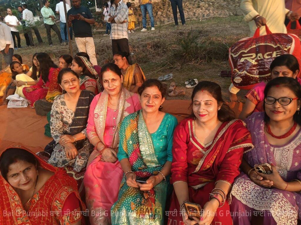 छठ के तीसरे दिन संध्या अर्घ्य देकर सूर्य उपासना और छठी मईया की पूजा की गई 1000094955