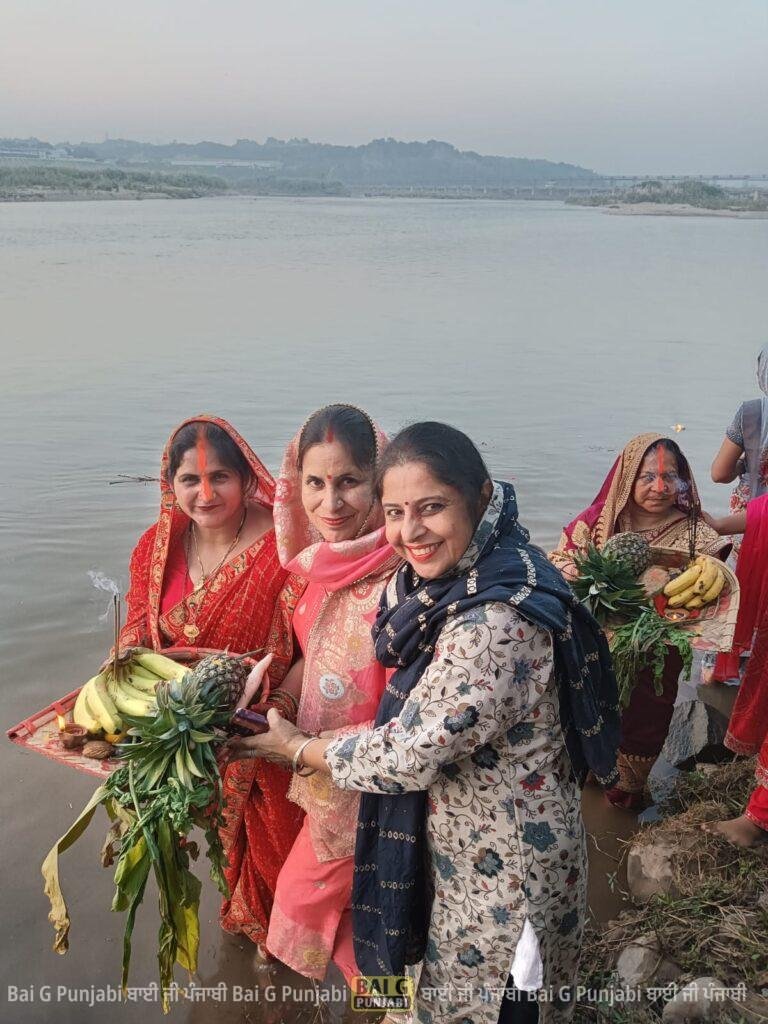 छठ के तीसरे दिन संध्या अर्घ्य देकर सूर्य उपासना और छठी मईया की पूजा की गई 1000094970