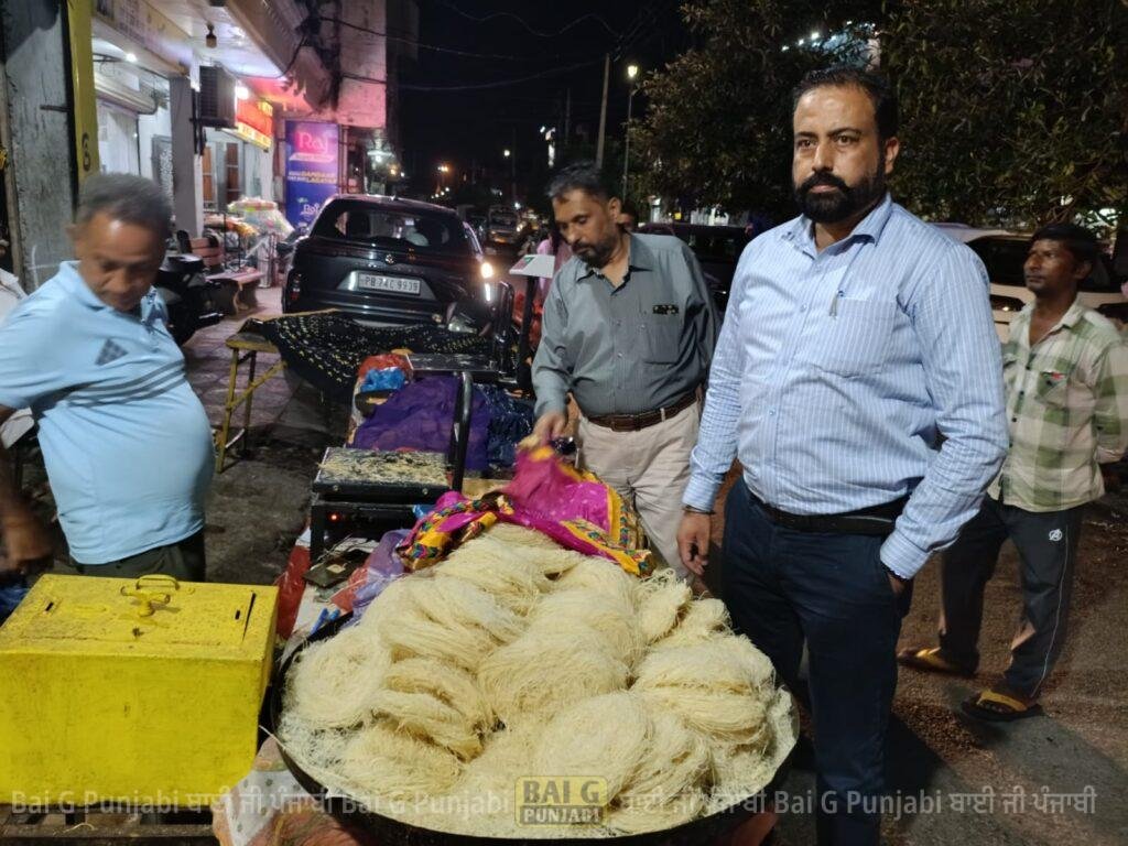 ਤਿਉਹਾਰਾਂ ਦੇ ਚੱਲ ਰਹੇ ਸੀਜ਼ਨ ਦੇ ਮੱਦੇਨਜ਼ਰ ਫੂਡ ਸੇਫਟੀ ਟੀਮਾਂ ਨੇ ਵੱਖ-ਵੱਖ ਮਠਿਆਈ ਦੀਆਂ ਦੁਕਾਨਾਂ ਦੀ ਕੀਤੀ ਚੈਕਿੰਗ 1000453122