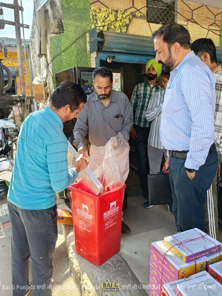 ਤਿਉਹਾਰਾਂ ਦੇ ਚੱਲ ਰਹੇ ਸੀਜ਼ਨ ਦੇ ਮੱਦੇਨਜ਼ਰ ਫੂਡ ਸੇਫਟੀ ਟੀਮਾਂ ਨੇ ਵੱਖ-ਵੱਖ ਮਠਿਆਈ ਦੀਆਂ ਦੁਕਾਨਾਂ ਦੀ ਕੀਤੀ ਚੈਕਿੰਗ 1000453123