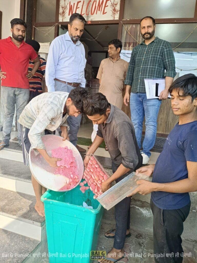 ਤਿਉਹਾਰਾਂ ਦੇ ਚੱਲ ਰਹੇ ਸੀਜ਼ਨ ਦੇ ਮੱਦੇਨਜ਼ਰ ਫੂਡ ਸੇਫਟੀ ਟੀਮ ਨੇ ਜ਼ਿਲ੍ਹੇ ਭਰ 'ਚ ਵੱਖ-ਵੱਖ ਮਠਿਆਈ ਦੀਆਂ ਦੁਕਾਨਾਂ ਦੀ ਕੀਤੀ ਚੈਕਿੰਗ 1000453925