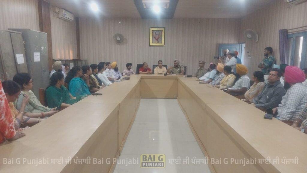 ਐਸਡੀਐਮ ਤੇ ਡੀਐਸਪੀ ਰੂਪਨਗਰ ਨੇ ਵਾਰਡ ਡਿਫੈਂਸ ਕਮੇਟੀ ਦੇ ਮੈਂਬਰਾਂ ਨਾਲ ਕੀਤੀ ਮੀਟਿੰਗ 1000454550