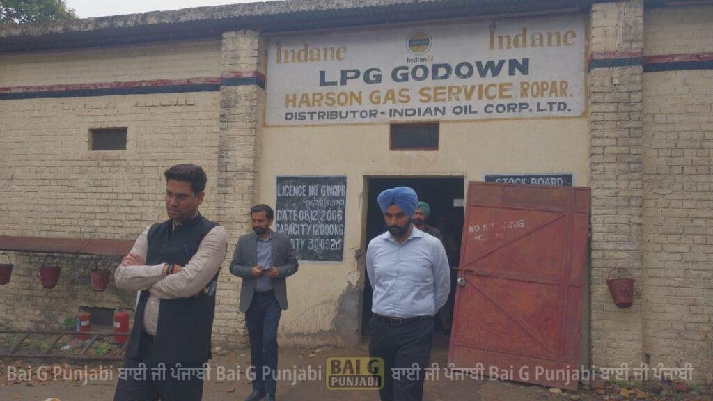 ਡੀਸੀ ਨੇ ਗੈਸ ਏਜੰਸੀ ਤੇ ਮਾਰਿਆ ਛਾਪਾ 1000464937