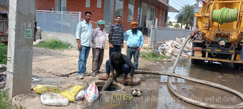 ਸੀਵਰੇਜ ਨੂੰ ਚਾਲੂ ਕਰਨ ਲਈ ਨਗਰ ਕੌਂਸਲ ਰੋਪੜ ਵੱਲੋਂ ਮਸ਼ੀਨ ਨਾਲ ਸਫਾਈ ਸ਼ੁਰੂ 1000465114