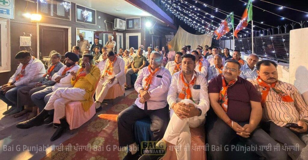 ਭਾਜਪਾ ਦਾ ਸਥਾਪਨਾ ਦਿਵਸ ਮਨਾਇਆ ਗਿਆ , ਬਜ਼ੁਰਗ ਆਗੂਆਂ ਨੂੰ ਲਾਲਪੁਰਾ ਨੇ ਕੀਤਾ ਸਨਮਾਨਿਤ 1000465966