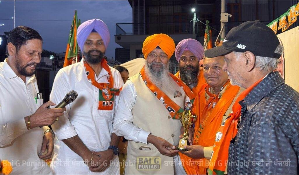 ਭਾਜਪਾ ਦਾ ਸਥਾਪਨਾ ਦਿਵਸ ਮਨਾਇਆ ਗਿਆ , ਬਜ਼ੁਰਗ ਆਗੂਆਂ ਨੂੰ ਲਾਲਪੁਰਾ ਨੇ ਕੀਤਾ ਸਨਮਾਨਿਤ 1000465976