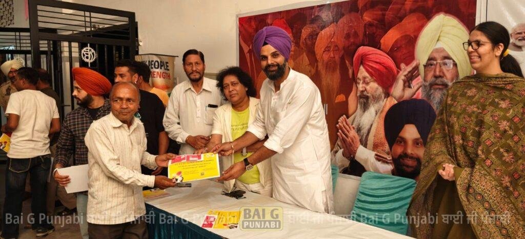 ਅਜੈਵੀਰ ਸਿੰਘ ਲਾਲਪੁਰਾ ਵੱਲੋਂ ਗੀਤਕਾਰਾਂ ਤੇ ਸੰਗੀਤਕਾਰਾਂ ਨੂੰ ਆਪਣੇ ਵਲੋਂ ਜੀਵਨ ਬੀਮਾ ਕਰਵਾ ਕੇ ਸਰਟੀਫ਼ਿਕੇਟ ਭੇਂਟ ਕੀਤੇ 1000466450