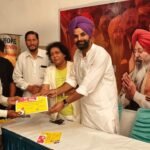 ਅਜੈਵੀਰ ਸਿੰਘ ਲਾਲਪੁਰਾ ਵੱਲੋਂ ਗੀਤਕਾਰਾਂ ਤੇ ਸੰਗੀਤਕਾਰਾਂ ਨੂੰ ਆਪਣੇ ਵਲੋਂ ਜੀਵਨ ਬੀਮਾ ਕਰਵਾ ਕੇ ਸਰਟੀਫ਼ਿਕੇਟ ਭੇਂਟ ਕੀਤੇ 1000466450