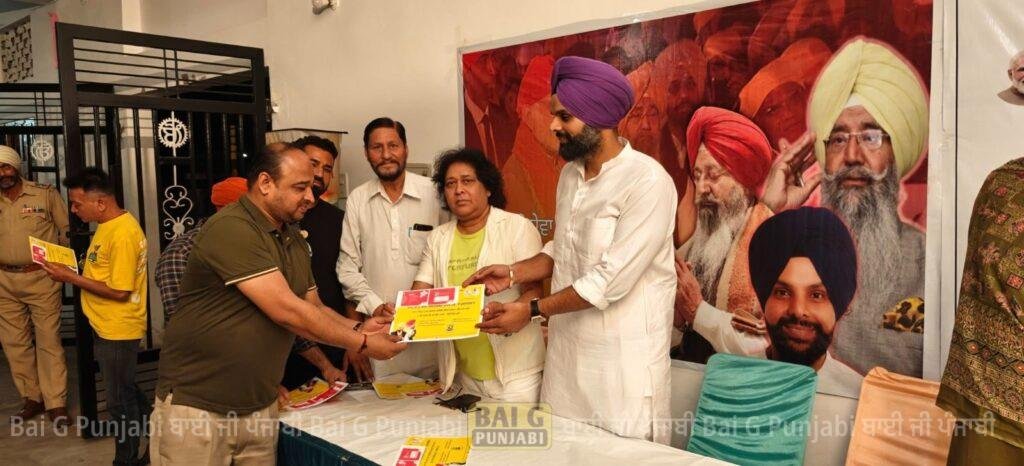 ਅਜੈਵੀਰ ਸਿੰਘ ਲਾਲਪੁਰਾ ਵੱਲੋਂ ਗੀਤਕਾਰਾਂ ਤੇ ਸੰਗੀਤਕਾਰਾਂ ਨੂੰ ਆਪਣੇ ਵਲੋਂ ਜੀਵਨ ਬੀਮਾ ਕਰਵਾ ਕੇ ਸਰਟੀਫ਼ਿਕੇਟ ਭੇਂਟ ਕੀਤੇ 1000466452