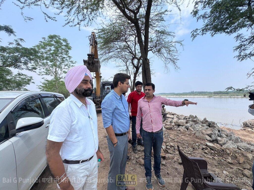 ਹੜ੍ਹ ਰੋਕੂ ਪ੍ਰਬੰਧਾਂ ਦਾ ਜਾਇਜ਼ਾ ਲੈਣ ਲਈ ਡਿਪਟੀ ਕਮਿਸ਼ਨਰ ਨੇ ਦਾਊਦਪੁਰ ਅਤੇ ਫੱਸੇ ਬੰਨਾ ਦਾ ਕੀਤਾ ਦੌਰਾ 1000469610