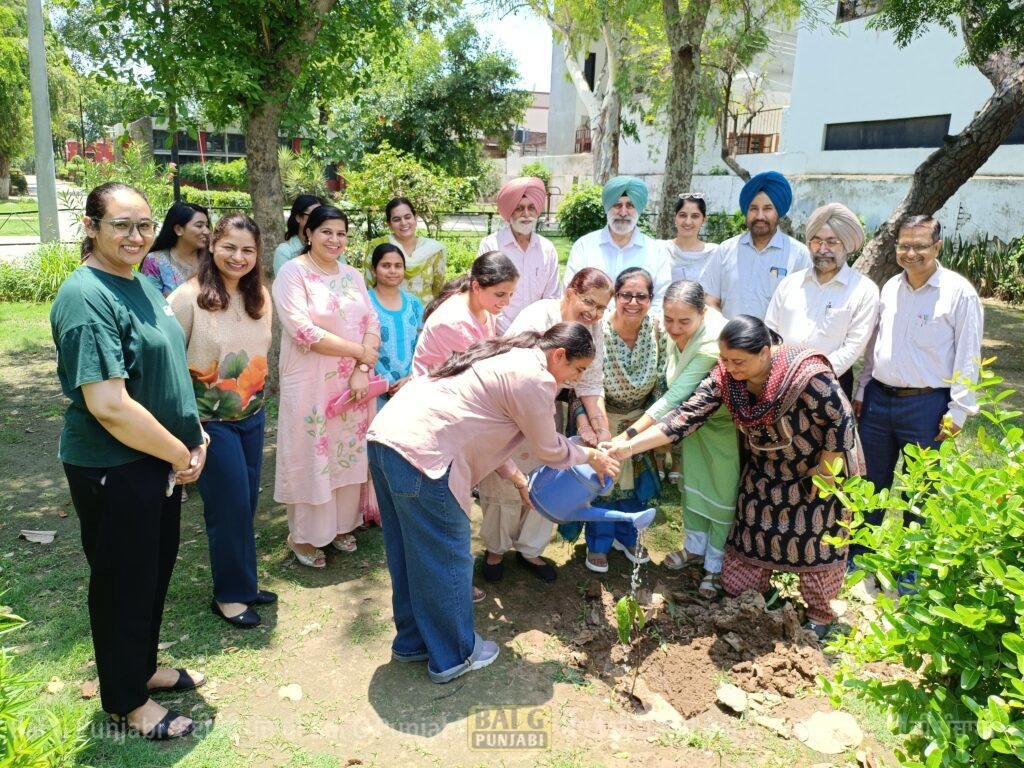 ਸਰਕਾਰੀ ਕਾਲਜ ਰੋਪੜ ਵਿਖੇ ਵਿਸ਼ਵ ਵਾਤਾਵਰਣ ਦਿਵਸ ਮਨਾਇਆ 1000469698