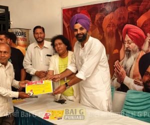 ਅਜੈਵੀਰ ਸਿੰਘ ਲਾਲਪੁਰਾ ਵੱਲੋਂ ਗੀਤਕਾਰਾਂ ਤੇ ਸੰਗੀਤਕਾਰਾਂ ਨੂੰ ਆਪਣੇ ਵਲੋਂ ਜੀਵਨ ਬੀਮਾ ਕਰਵਾ ਕੇ ਸਰਟੀਫ਼ਿਕੇਟ ਭੇਂਟ ਕੀਤੇ